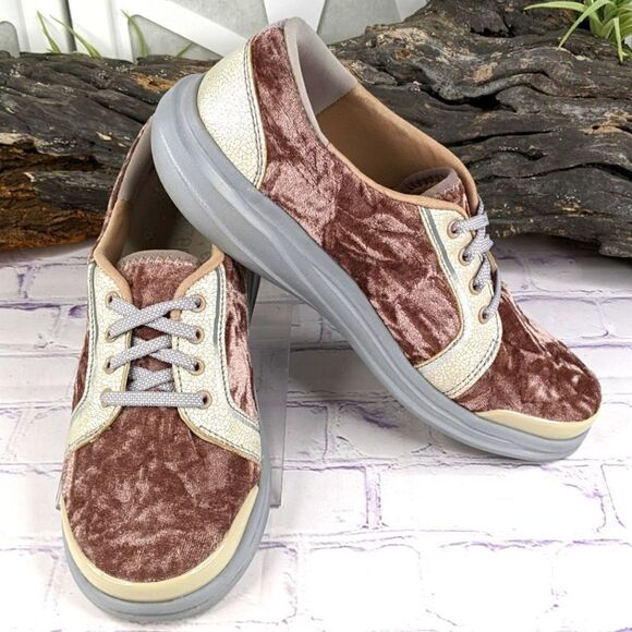 BZEES Capri Sneakers - Picture 1 of 9